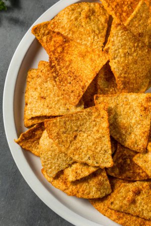 Téléchargez les photos : Chips de tortilla à la chaux mexicaine et au chili prêts à manger - en image libre de droit