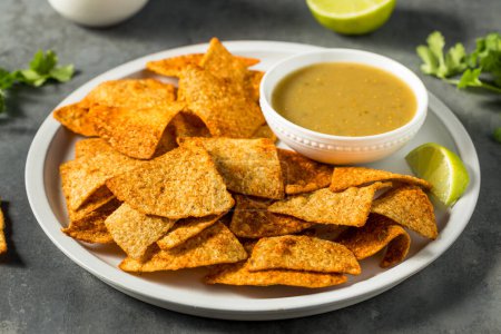 Foto de Chips Mexicanos de Lima y Tortilla de Chili Listos para Comer - Imagen libre de derechos
