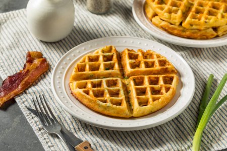 Téléchargez les photos : Gaufres salées maison pour le petit déjeuner avec bacon et échalotes - en image libre de droit