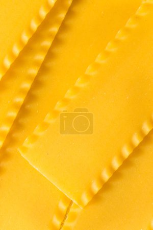 Téléchargez les photos : Nouilles aux lasagnes bio sèches crues prêtes à cuire - en image libre de droit