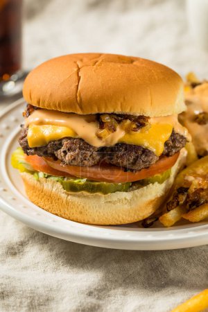 Téléchargez les photos : Fast Food Cheeseburger d'animaux avec sauce burger et cornichons - en image libre de droit