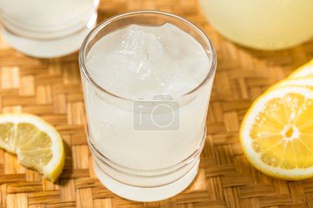 Foto de Refrescante limonada dulce fría en un vaso - Imagen libre de derechos