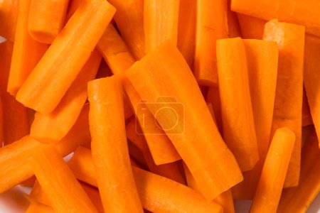 Téléchargez les photos : Carottes biologiques orange crues sur une assiette - en image libre de droit