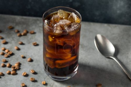 Téléchargez les photos : Froid rafraîchissant glacé café froid infusé dans un verre - en image libre de droit
