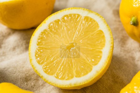Téléchargez les photos : Citrons jaunes sans pépins crus biologiques en grappe - en image libre de droit