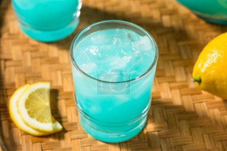 Foto de Frío refrescante cóctel de ponche de fruta azul en un vaso - Imagen libre de derechos