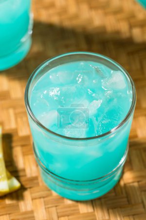 Foto de Frío refrescante cóctel de ponche de fruta azul en un vaso - Imagen libre de derechos