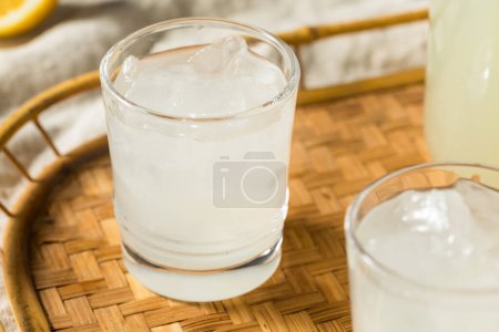 Foto de Refrescante limonada dulce fría en un vaso - Imagen libre de derechos