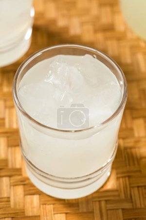 Téléchargez les photos : Citronnade douce froide rafraîchissante dans un verre - en image libre de droit