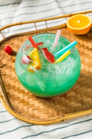 Foto de Cóctel Boozy Cold Blue Tiki Fishbowl con naranja y ron - Imagen libre de derechos