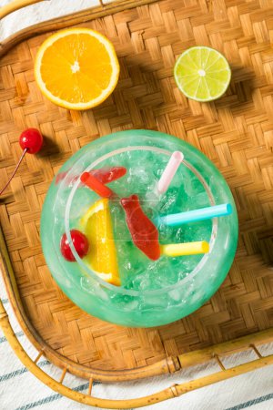 Téléchargez les photos : Boozy Cold Blue Tiki Fishbowl Cocktail à l'orange et au rhum - en image libre de droit