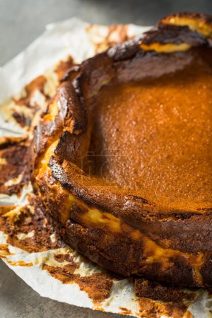 Téléchargez les photos : Gâteau au fromage basque brûlé cuit dans une casserole Prêt à manger - en image libre de droit