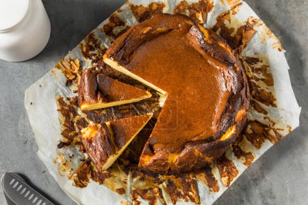 Téléchargez les photos : Gâteau au fromage basque brûlé cuit dans une casserole Prêt à manger - en image libre de droit