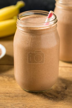 Téléchargez les photos : Sucré chocolat surgelé protéines de lactosérum secouer avec banane et lait - en image libre de droit