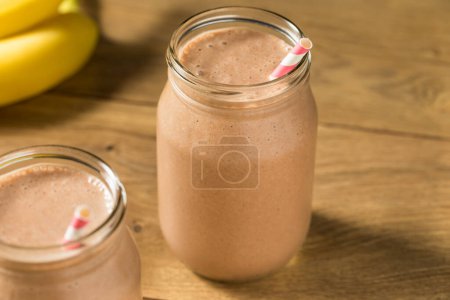 Téléchargez les photos : Sucré chocolat surgelé protéines de lactosérum secouer avec banane et lait - en image libre de droit