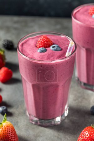 Foto de Healthy Berry Desayuno Smoothie con leche de fresa y yogur - Imagen libre de derechos