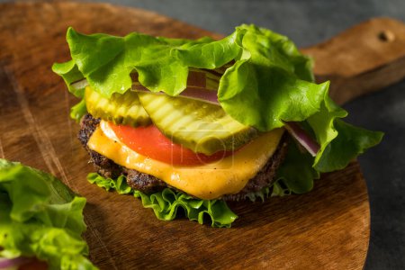 Téléchargez les photos : Paléo Bunless sans gluten Cheeseburger avec laitue et tomate - en image libre de droit