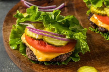 Téléchargez les photos : Paléo Bunless sans gluten Cheeseburger avec laitue et tomate - en image libre de droit