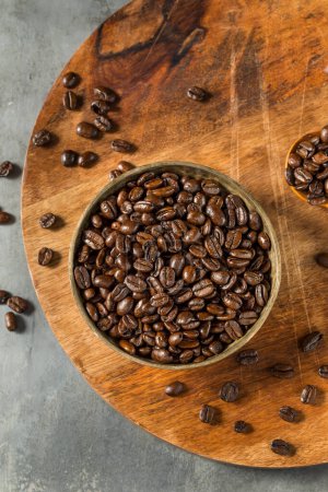 Foto de Granos de café expreso tostados orgánicos en un tazón - Imagen libre de derechos
