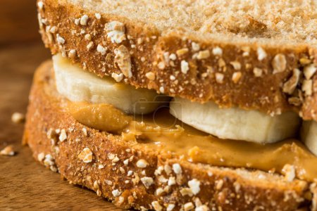 Foto de Sándwich de plátano de mantequilla de cacahuete saludable casero en pan de trigo - Imagen libre de derechos