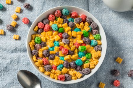 Foto de Orgánica Berry Sugar Kids cereales de desayuno con leche entera - Imagen libre de derechos