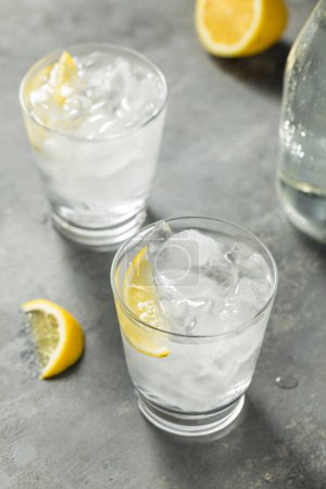 Foto de Agua fría refrescante con limón en un vaso - Imagen libre de derechos