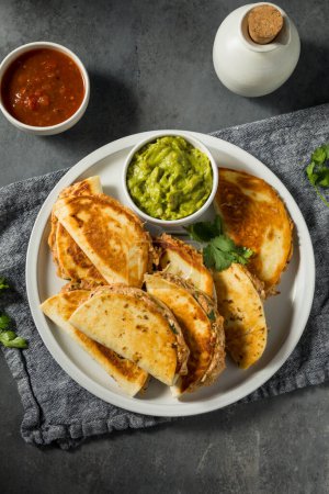 Téléchargez les photos : Mini Quesadillas de poulet maison avec salsa et guac - en image libre de droit