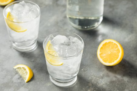 Téléchargez les photos : Eau froide rafraîchissante au citron dans un verre - en image libre de droit