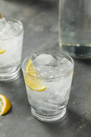 Foto de Agua fría refrescante con limón en un vaso - Imagen libre de derechos