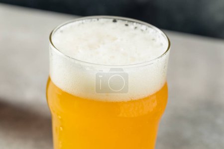 Téléchargez les photos : Froid rafraîchissant Hazy IPA bière dans une pinte de verre - en image libre de droit