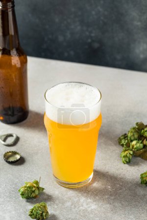 Foto de Refrescante cerveza fría de IPA nebulosa en un vaso de cerveza - Imagen libre de derechos