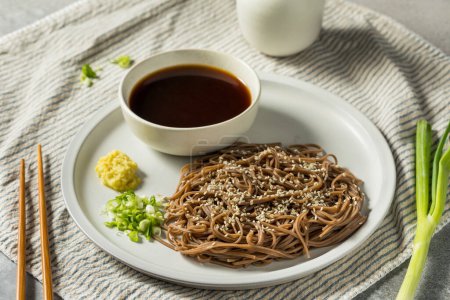 Foto de Fideos japoneses hechos en casa de trigo sarraceno con salsa de soja - Imagen libre de derechos