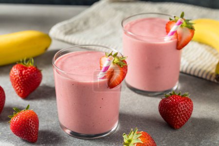 Téléchargez les photos : Healthy Homemade Strawberry Breakfast Smoothie with Banana - en image libre de droit