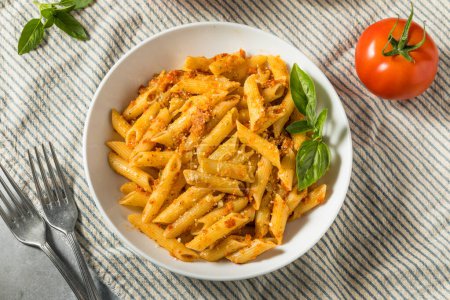 Téléchargez les photos : Homemade Tomato Pesto Pasta with Cheese and Basil - en image libre de droit