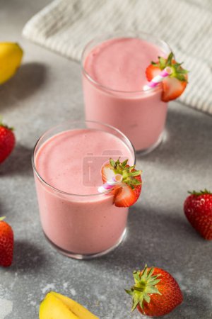 Foto de Healthy Homemade Strawberry Breakfast Smoothie with Banana - Imagen libre de derechos