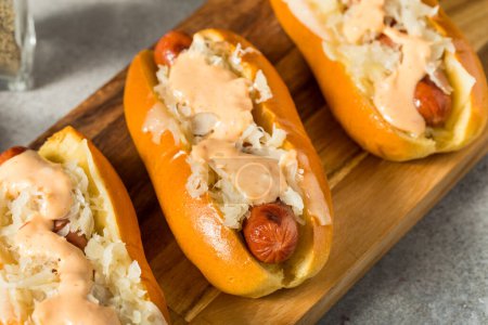 Téléchargez les photos : Homemade Kansas City Style Reuben Hot Dog with Sauerkraut - en image libre de droit