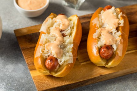 Téléchargez les photos : Homemade Kansas City Style Reuben Hot Dog with Sauerkraut - en image libre de droit