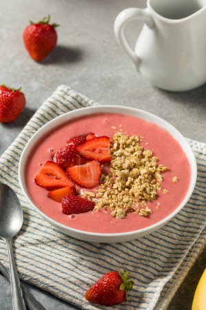 Téléchargez les photos : Homemade Strawberry Smoothie Bowl with Granola and Banana - en image libre de droit