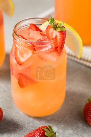 Foto de Cold Refreshing Strawberry Lemonade with Ice in a Glass - Imagen libre de derechos