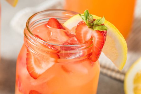 Foto de Cold Refreshing Strawberry Lemonade with Ice in a Glass - Imagen libre de derechos