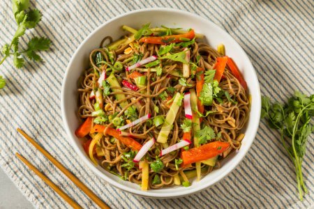 Téléchargez les photos : Salade de nouilles asiatiques biologiques saines au soja et aux légumes - en image libre de droit