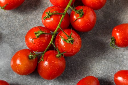 Téléchargez les photos : Tomates cerises rouges crues biologiques prêtes à manger - en image libre de droit