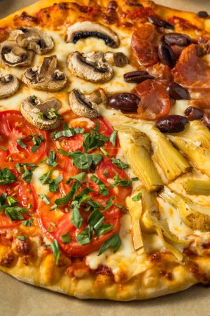 Foto de Pizza italiana Four Seasons con champiñones de tomate y alcachofa - Imagen libre de derechos