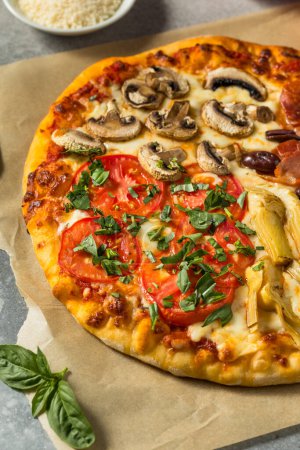 Téléchargez les photos : Pizza Italienne Quatre Saisons aux Olives Tomate Champignons et Artichaut - en image libre de droit