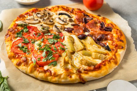 Foto de Pizza italiana Four Seasons con champiñones de tomate y alcachofa - Imagen libre de derechos