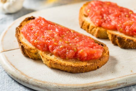 Téléchargez les photos : Toast à la tomate Pan Con maison à l'huile d'olive - en image libre de droit