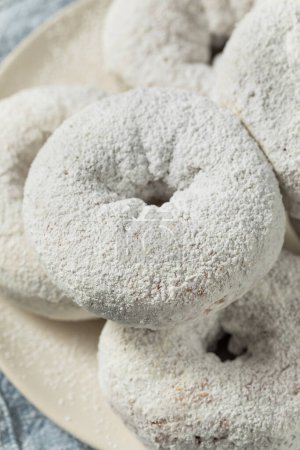 Foto de Casero dulce en polvo de azúcar Donuts para el desayuno - Imagen libre de derechos