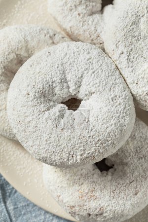 Téléchargez les photos : Donuts sucrés en poudre faits maison pour le petit déjeuner - en image libre de droit