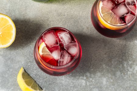 Téléchargez les photos : Boozy Cold Tinto De Verano Vin mousseux au citron - en image libre de droit