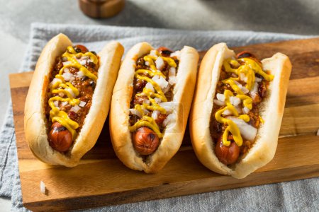 Téléchargez les photos : Hot Dog maison Coney Island au Chili et à la moutarde - en image libre de droit